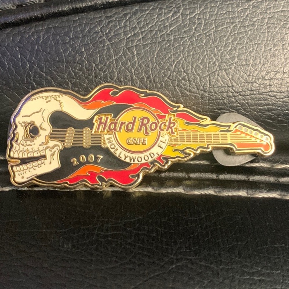 HARD ROCK CAFE HOLLYWOOD FL RED & ORANGE FLAMES SKULL GUITAR PIN